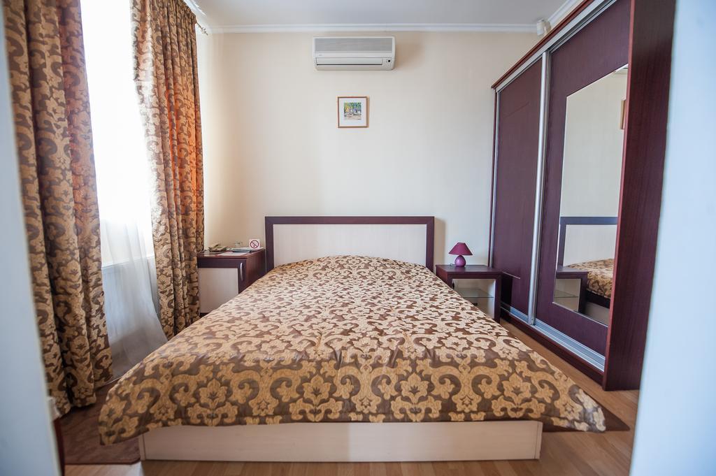 Stella De Lux Hotel Chisinau Bagian luar foto