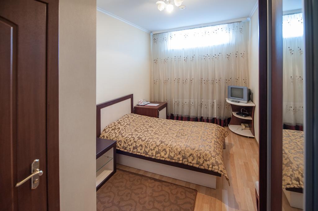 Stella De Lux Hotel Chisinau Bagian luar foto