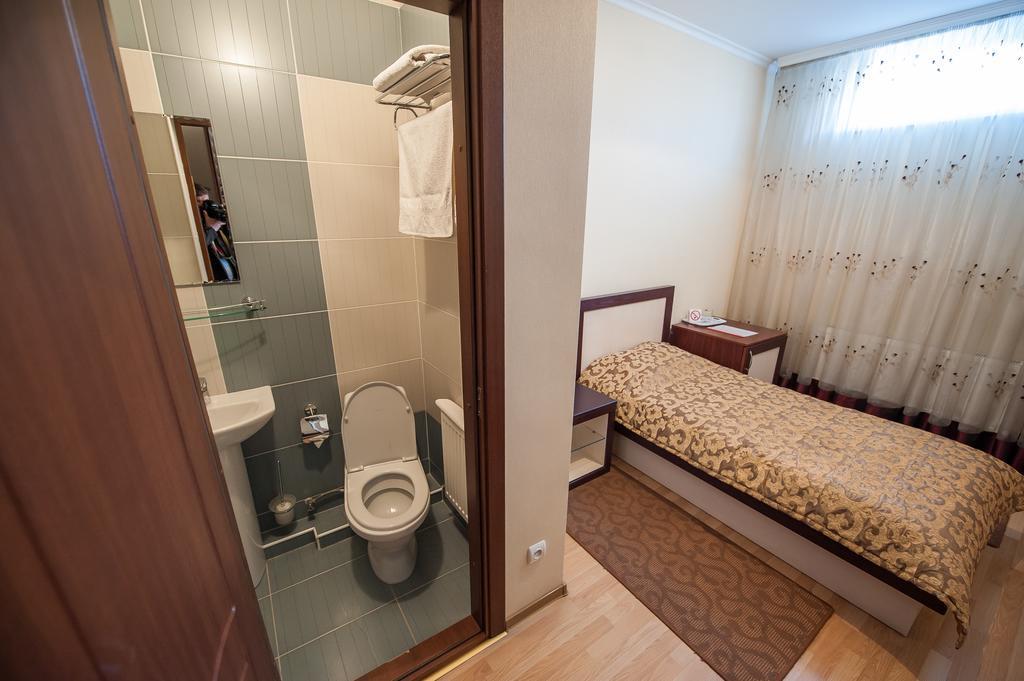 Stella De Lux Hotel Chisinau Bagian luar foto