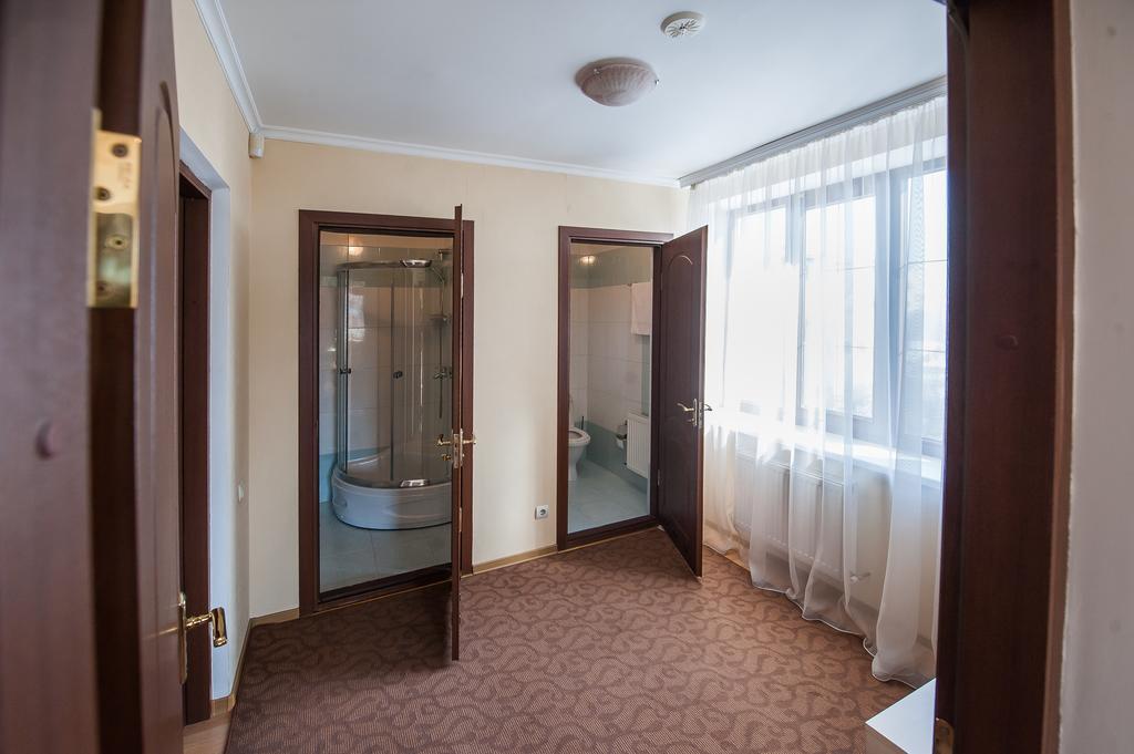 Stella De Lux Hotel Chisinau Bagian luar foto