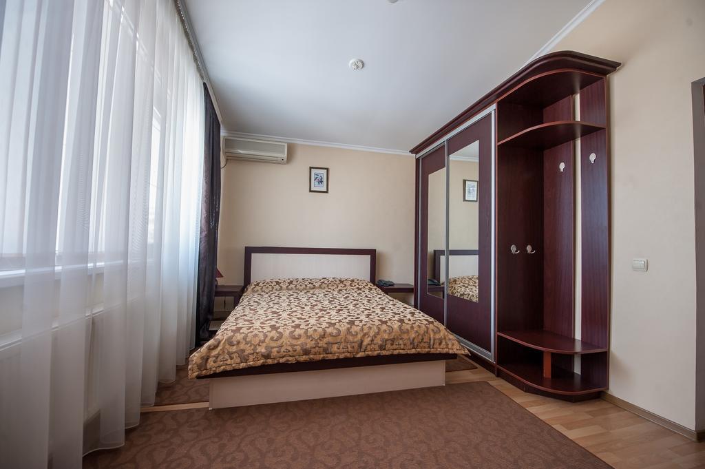 Stella De Lux Hotel Chisinau Bagian luar foto